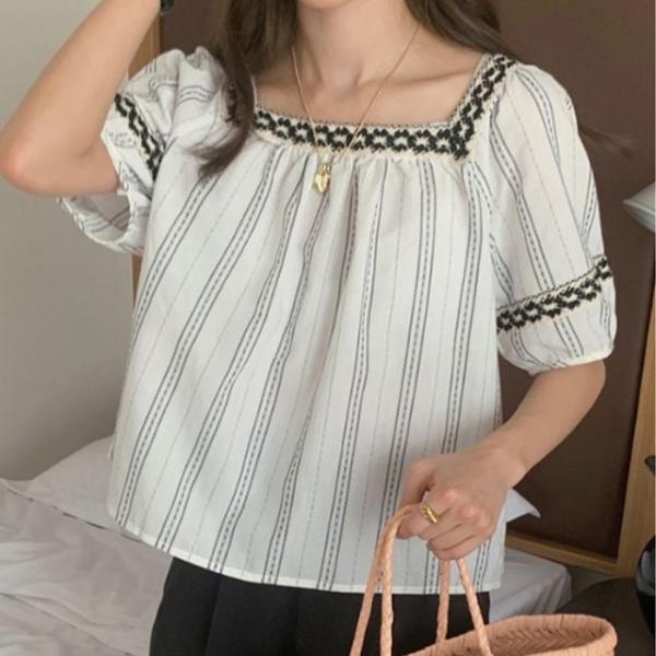 스퀘어넥 퍼프 소매 플레어 자수 블라우스