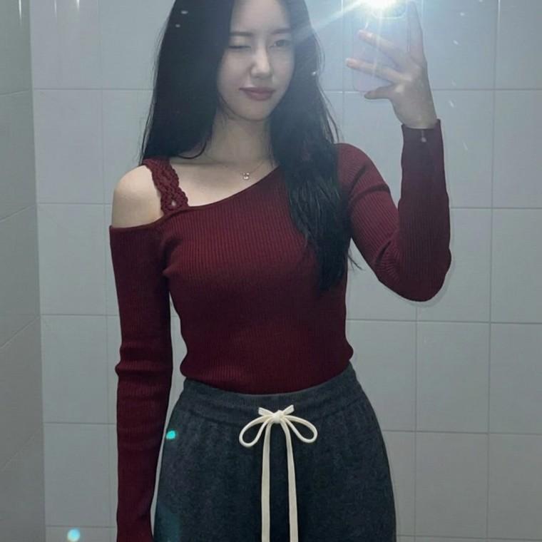 플라워 스트랩 오프 숄더 니트 슬랙스 청바지 코디