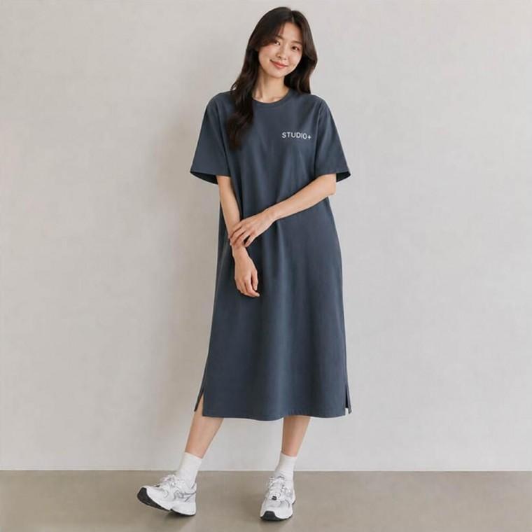 앞면 뒷면의 감각적인 레터링 포인트 여성 반팔원피스