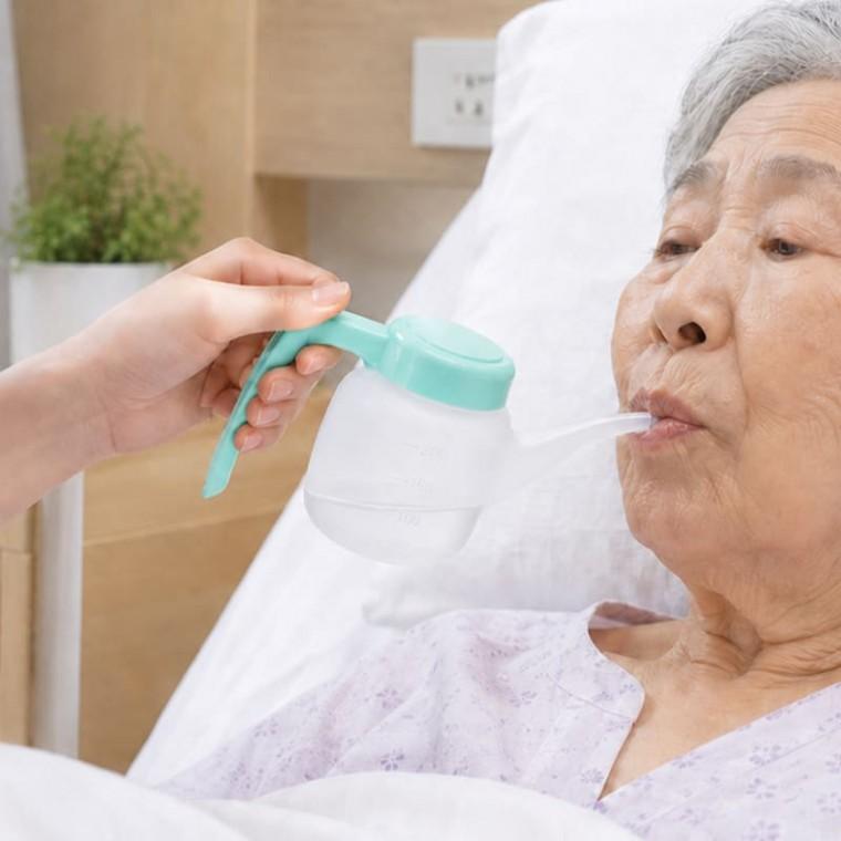 병원 환자용 빨대컵 누워서 먹는 컵 물병 빨대병 환자 요양원 요양병원