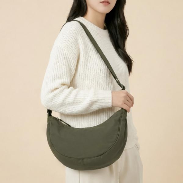 데일리 반달 크로스백 카키