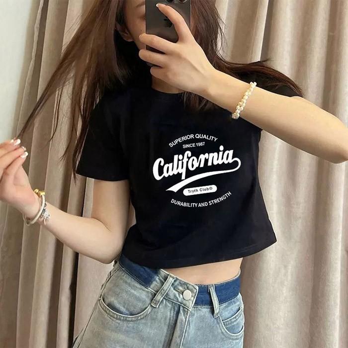 영문레터링 청바지룩 귀엽고 섹쉬코디 크롭반팔티셔츠
