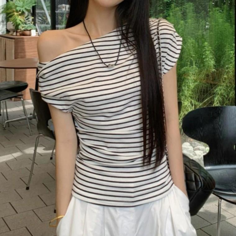 우먼즈 언발 산뜻한 비대칭 오픈숄더 스트라이프 라인핏 셔링 티셔츠