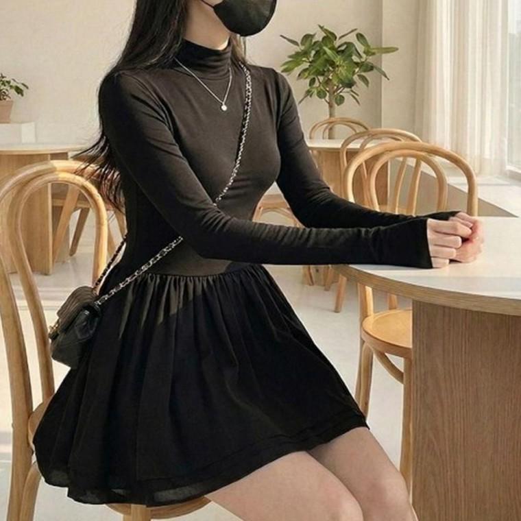 여성 모던한 탄탄한 반폴라 미니 원피스 블랙 1P 슬림핏 더블 플레어 스커트