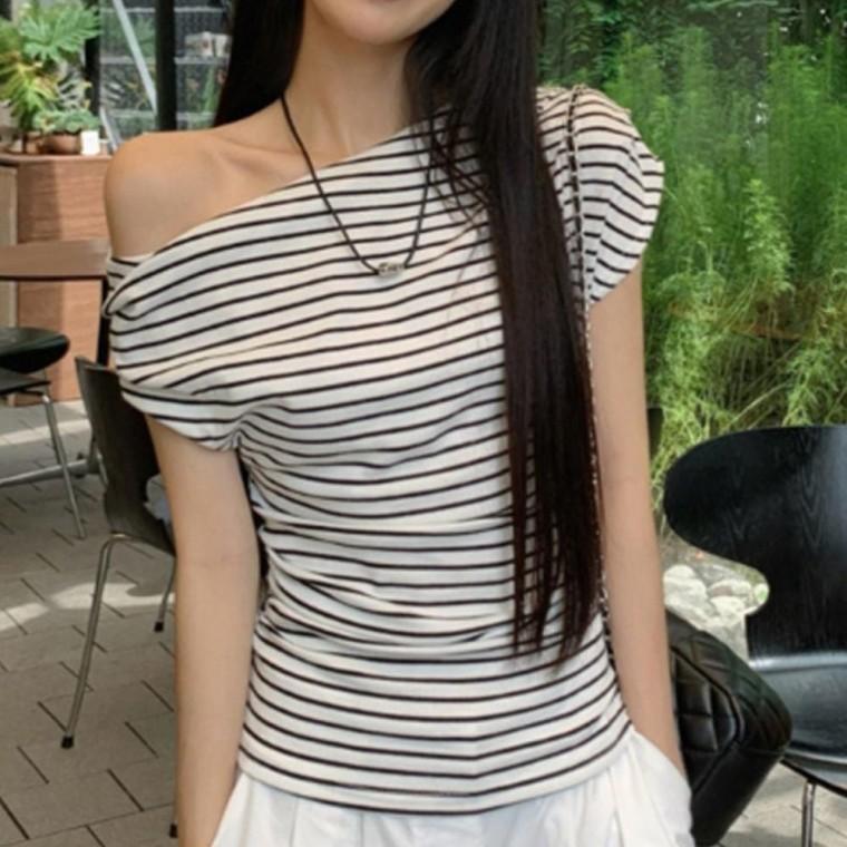 여성 차분한 언발 오프숄더 스트라이프 반팔티 화이트 1P 슬림핏 넥라인