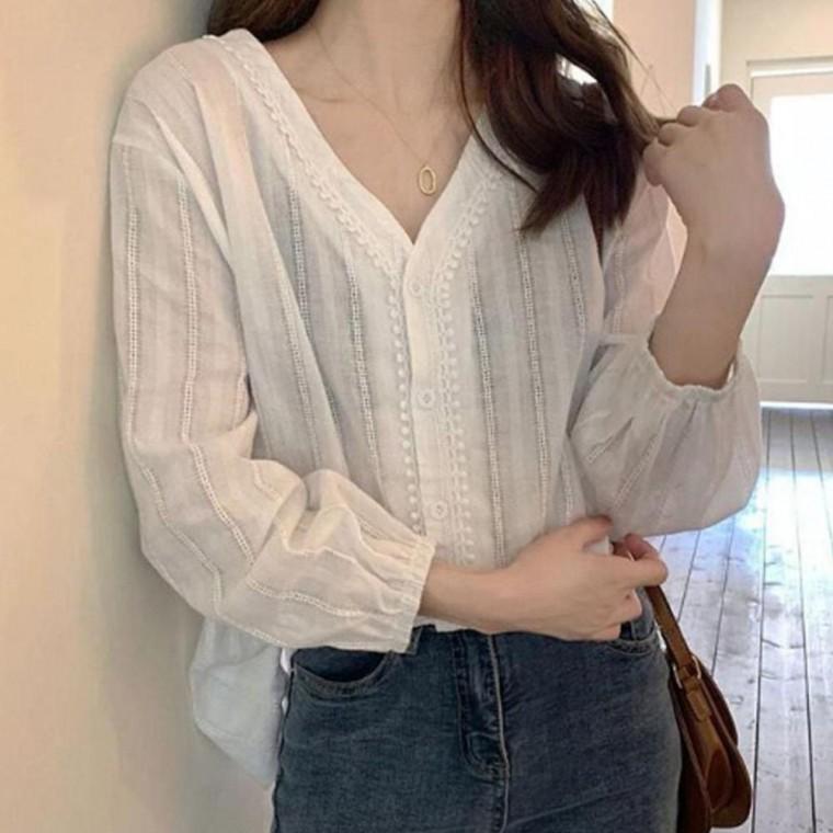 여성 세로줄 시원한 펀칭 블라우스 9부 화이트 1P 브이넥 소매 밴딩 거즈면