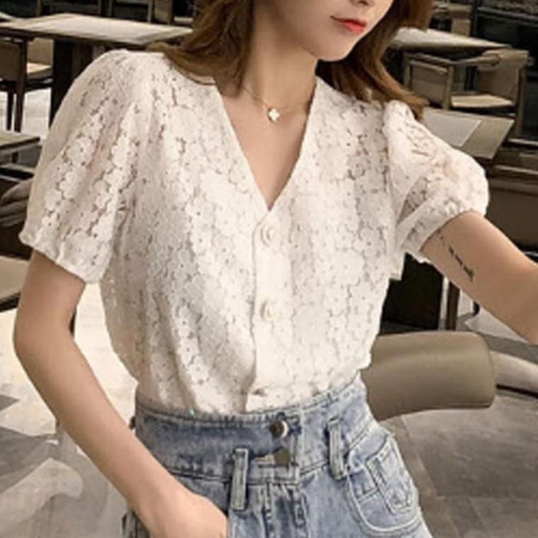 여성 핏감좋은 플라워 펀칭 반팔 블라우스 화이트 1P 꽃단추 퍼프 소매 셔츠