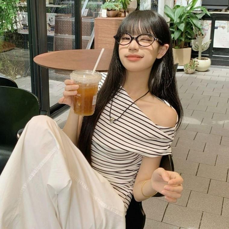 스트라이프 오프숄더 탄탄한 여자 반팔 언발 티셔츠 여리여리
