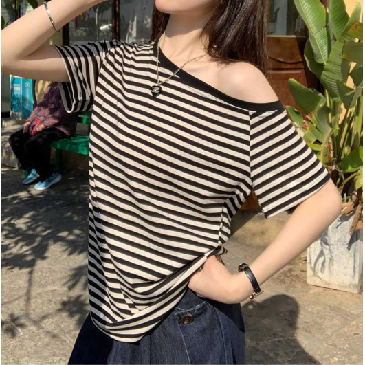 오프숄더 스트라이프 티셔츠