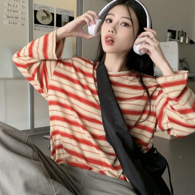 레트로 바이브 스트라이프티셔츠
