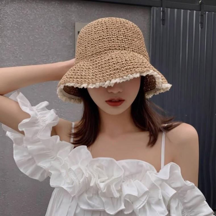 여성스러운 느낌의 러블리모자 밑단 레이스 왕골 모자