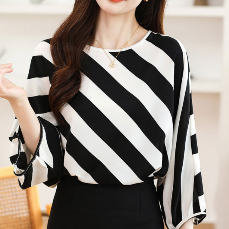 사선 단가라 블라우스 7부 소매 가오리핏 얇은 소재