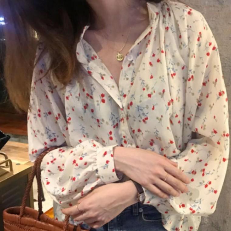 여성 데일리 사계절 플라워 화이트 퍼프 셔링 블라우스