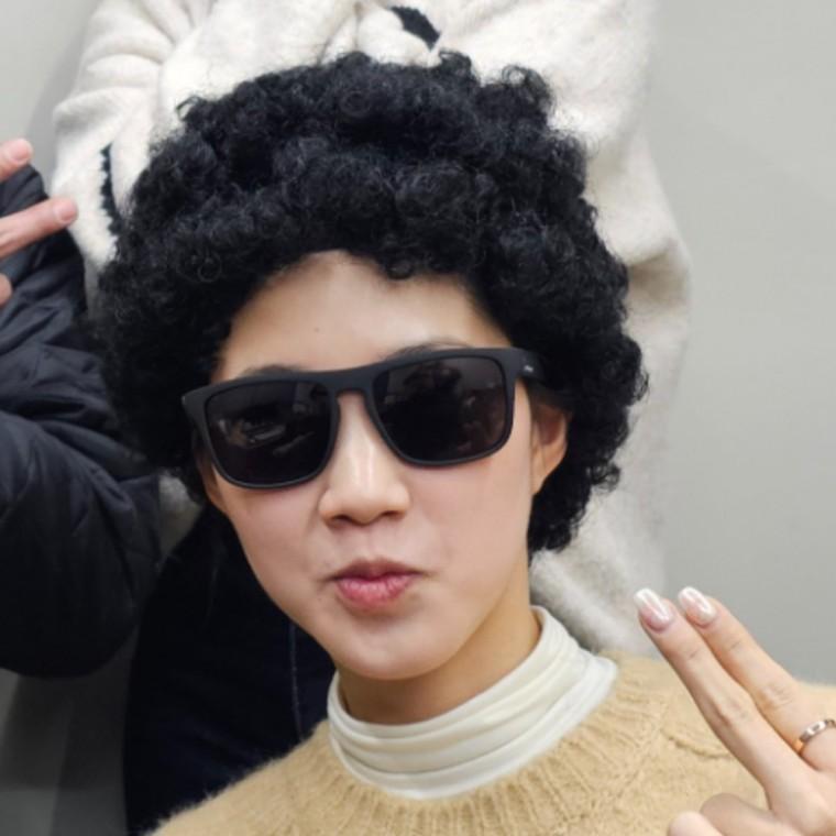 인생사진 네컷 폭탄 뽀글머리 가발 블랙