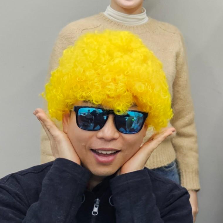 인생사진 네컷 폭탄 뽀글머리 가발 옐로우
