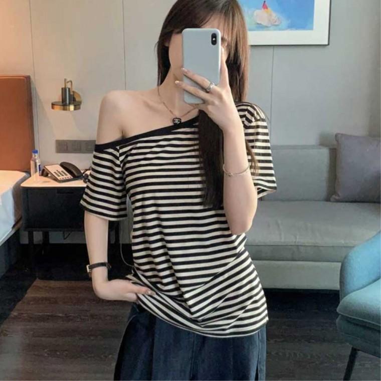 여름코디 반팔티셔츠 오프숄더 트렌드세터 일상룩 스트라이프 세련된느낌
