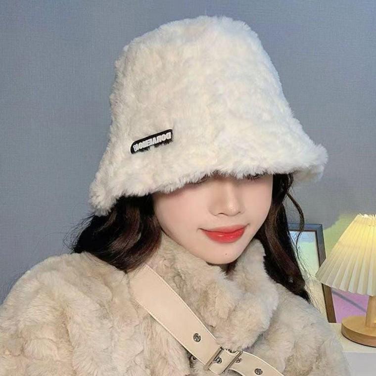 귀여운 여성 겨울 모자 부드러운 털 라벨 벙거지 용품 목도리 귀마개 방한넥 워머 넥워머