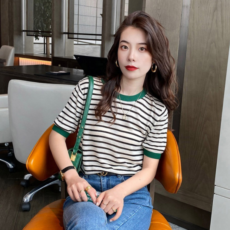 여성 여름 니트 배색 스트라이프 반팔 슬림핏 캐주얼 데일리룩
