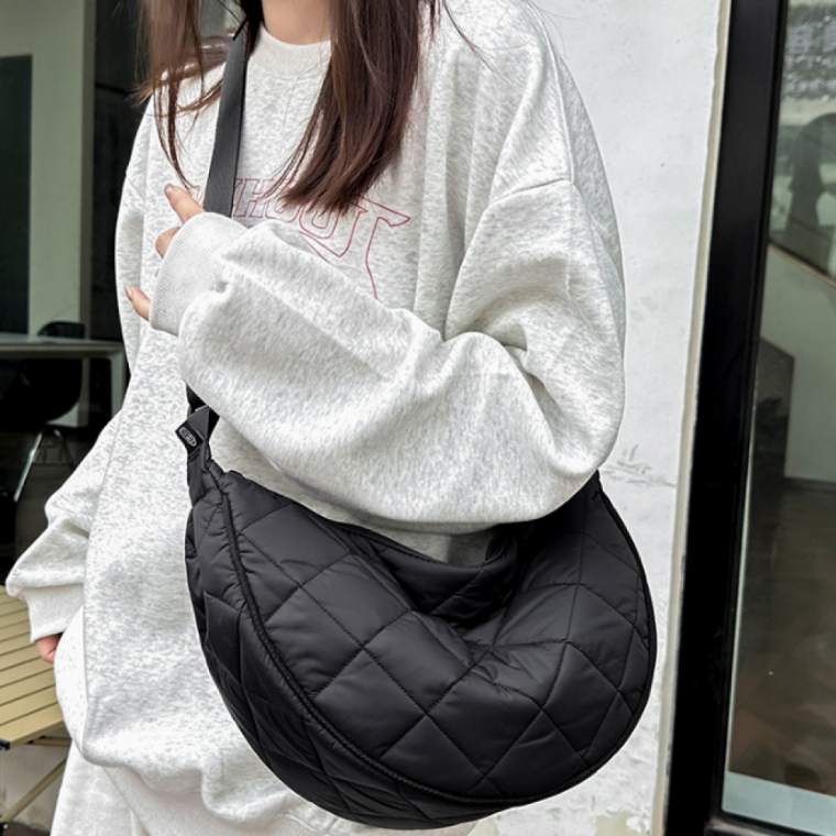 퀄팅 누빔 반달 크로스백 여성 숄더백 데일리룩 캐주얼 소지품 가방
