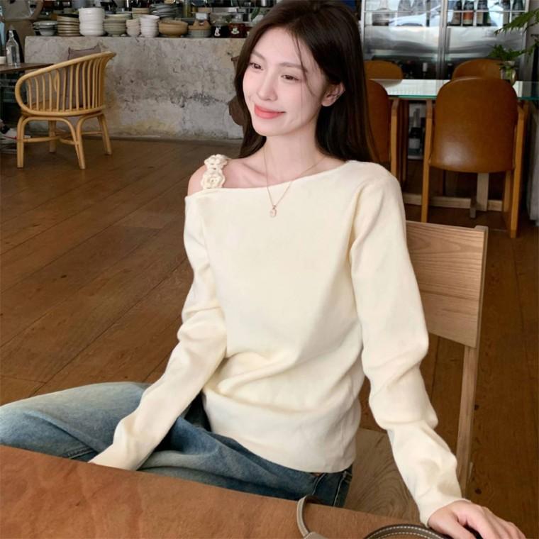 간절기 여성 스트랩 플라워 데이트룩 출퇴근룩 오프숄더 니트티