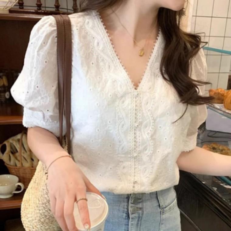여성블라우스 여성 페미닌무드 화이트블라우스 펀칭블라우스 반팔 퍼프 러블리룩 펀칭 블라우스 여름 브이