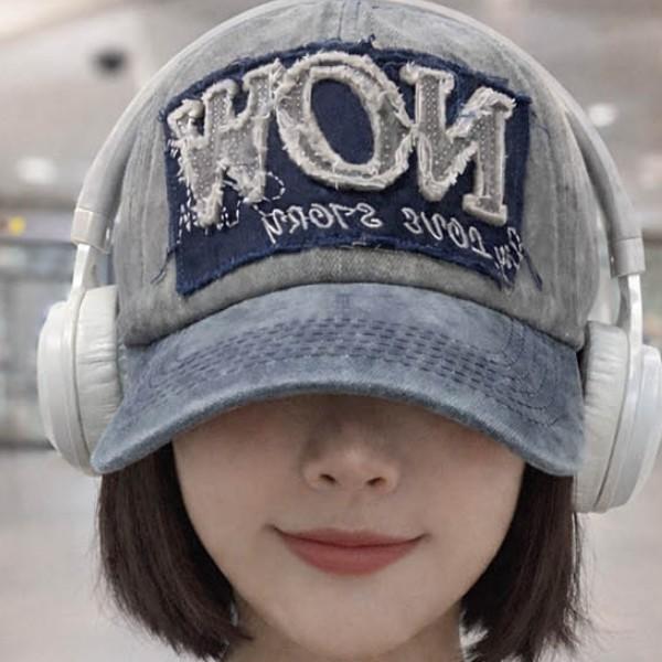 빈티지 청모자 데일리룩에 자연스럽게 녹아들면서도 얼굴 라인을 예쁘게 정리해주는 캐주얼햇
