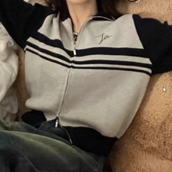 이중지퍼 디테일 카라 아우터 스포티하면서도 캐주얼한 분위기를 완성해주는 니트 점퍼