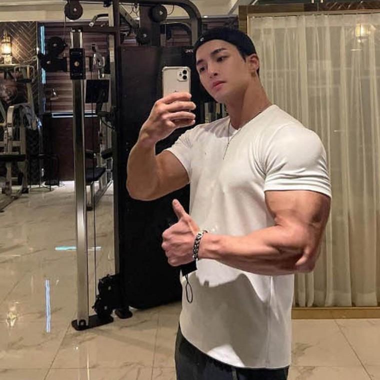 무드 캐주얼 기본 몸매 부각 데일리 남성 남자 티셔츠 완벽 반팔