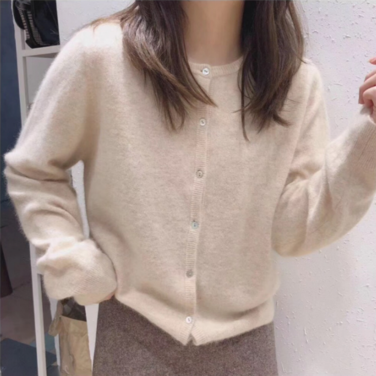 여성 슬림핏 버튼 가디건 라운드넥 간절기 캐주얼 데일리 니트 아우터