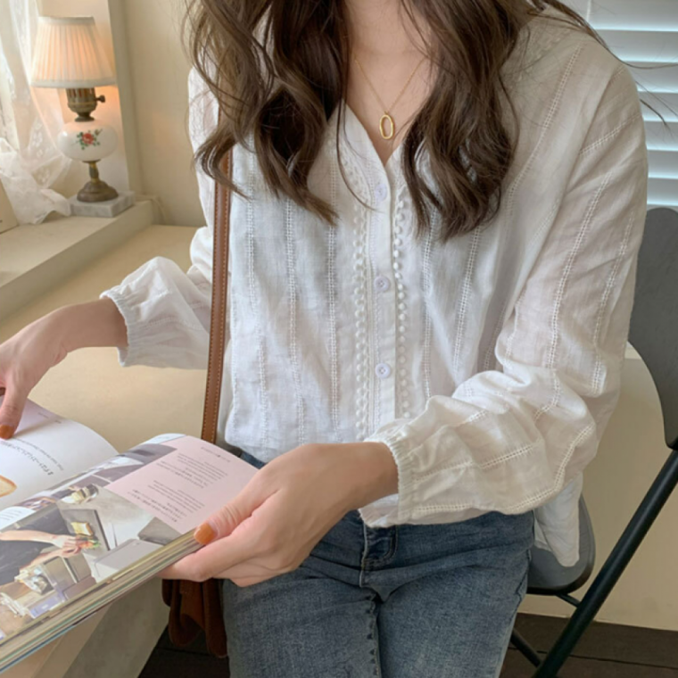 여성 세로줄 패턴 브이넥 펀칭 긴팔 블라우스 오피스 캐주얼
