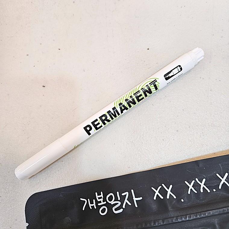 화이트 컬러 유성 마카펜