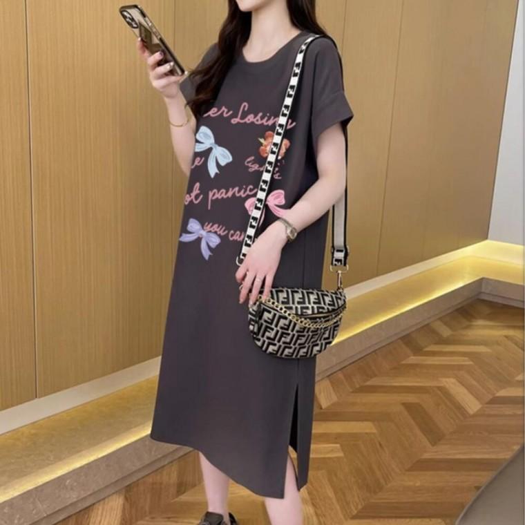 짧은 소매 디자인 리본 영문 오버핏 밑단 트임 원피스