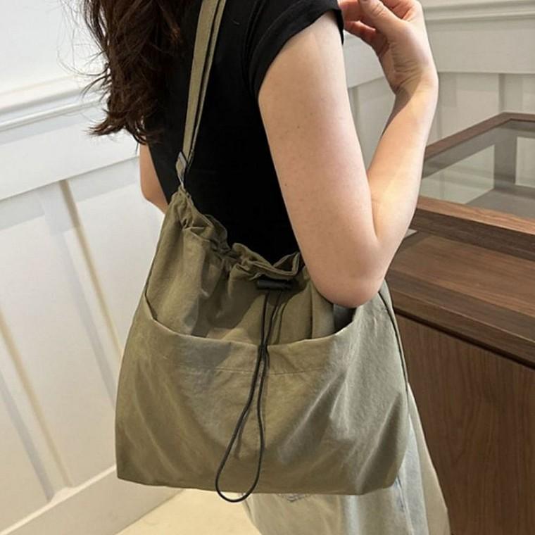 메신저백 유행 데일리 여성 가방 인기 트렌드 쇼퍼백