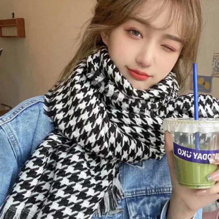 크래식 느낌 코디하기 쉬운 여성 겨울 용품 머플러 넥워머 목도리 방한 여자 퍼머플러