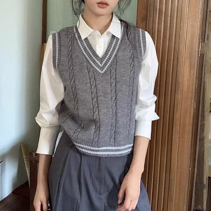 깔끔한 꽈배기 배색 라인 니트 조끼