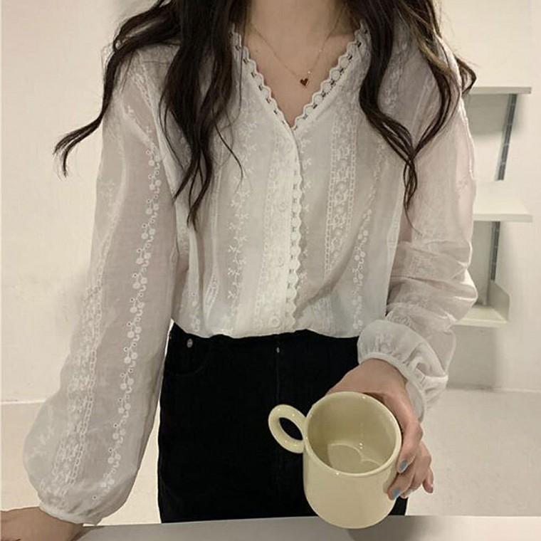 브이넥 긴팔 여성 펀칭 블라우스 레이스 데일리룩