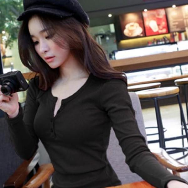 골지 디자인으로 날씬해보이는 여성 간절기 긴팔 티셔츠 라운드넥 포단추 디자인 봄 가을 패션