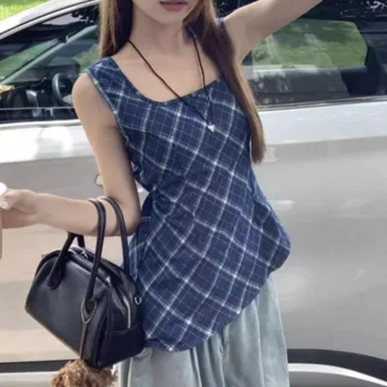 민소매 블루 캐주얼룩 백오픈 데이트룩 페미닌룩 블라우스 체크 데일리룩