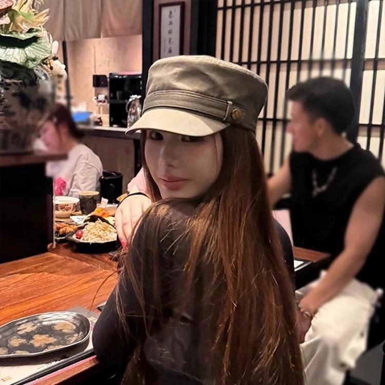 문예 복고풍 평평한 챙의 승마 모자 여성용 봄가을용 어디에나 잘 어울리고 얼굴을 돋보이게 하는 작은 오