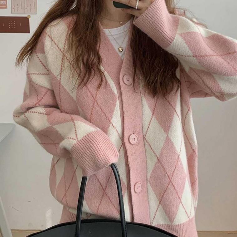 여자 20대 가디건 코디 봄 가을 데이트 룩 체크 패션