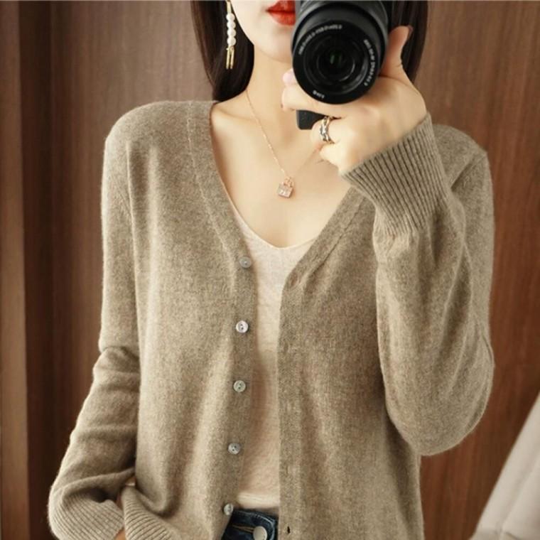 버튼디테일 기본적인디자인 여성 데일리 브이넥가디건