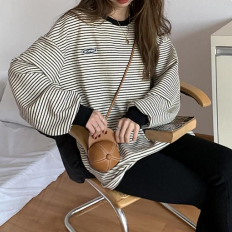 캐주얼한 무드의 단가라 패턴 스트라이프 패치 티셔츠