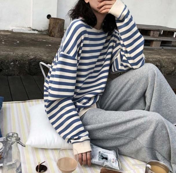 편안하게 입기 좋은 루즈핏 라운드넥 소매 시보리 스트라이프 여성 긴팔 간절기 패션 티셔츠