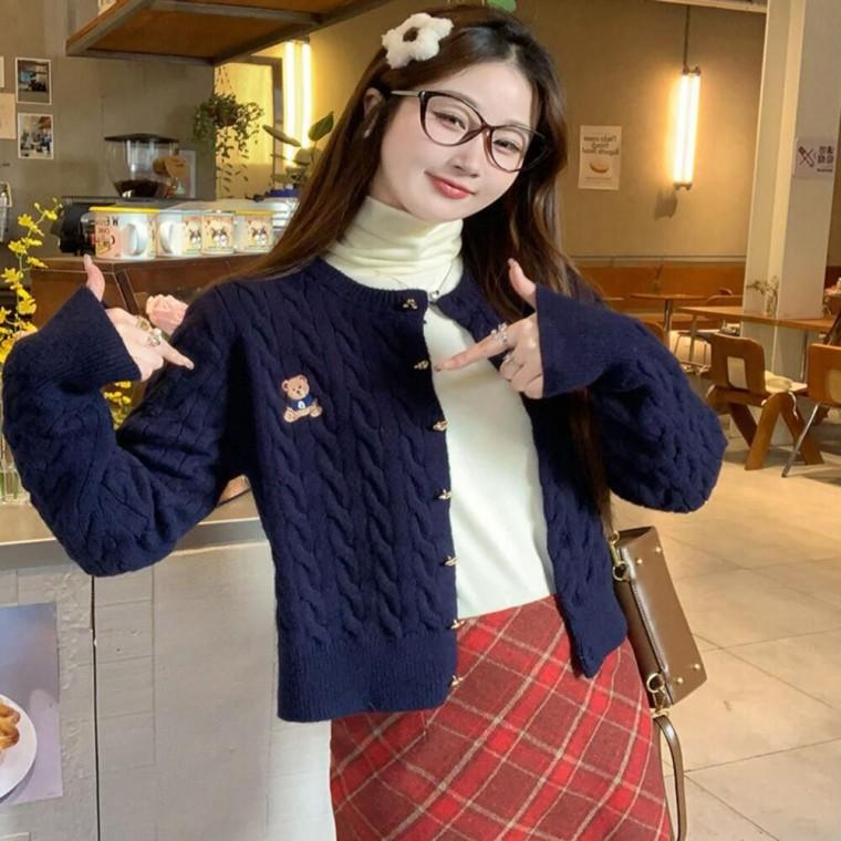 하트단추 디테일 곰돌이 자수 꽈배기 여성 긴팔가디건
