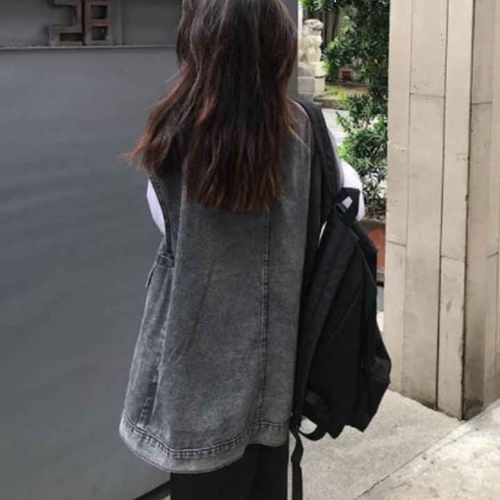 세련된 블랙 컬러에 탄탄한 데님 소재가 더해져 시크한 분위기를 연출할 수 있는 활용도 높은 베스트