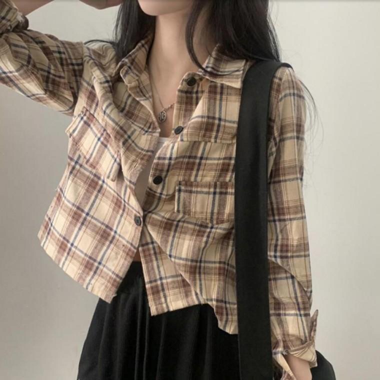 깔끔하고 트렌디한 체크무늬패턴 디테일 여성크롭셔츠