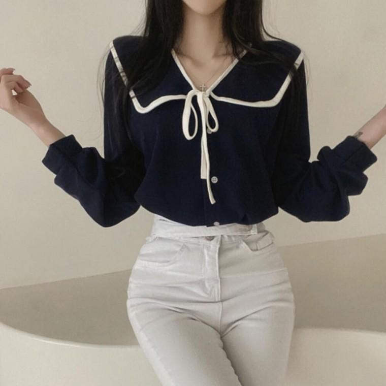 세일러카라 디자인으로 러블리한 포인트 여성블라우스