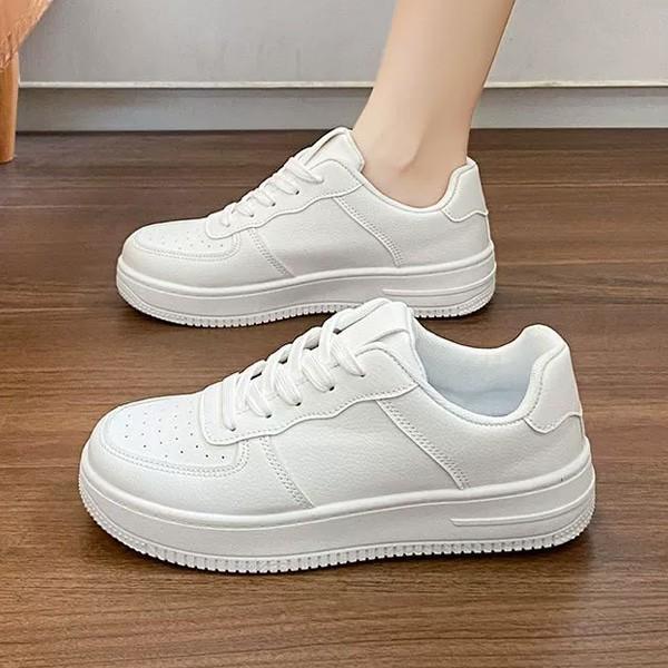 화이트 클래식 테니스 스니커즈 미니멀 데일리화