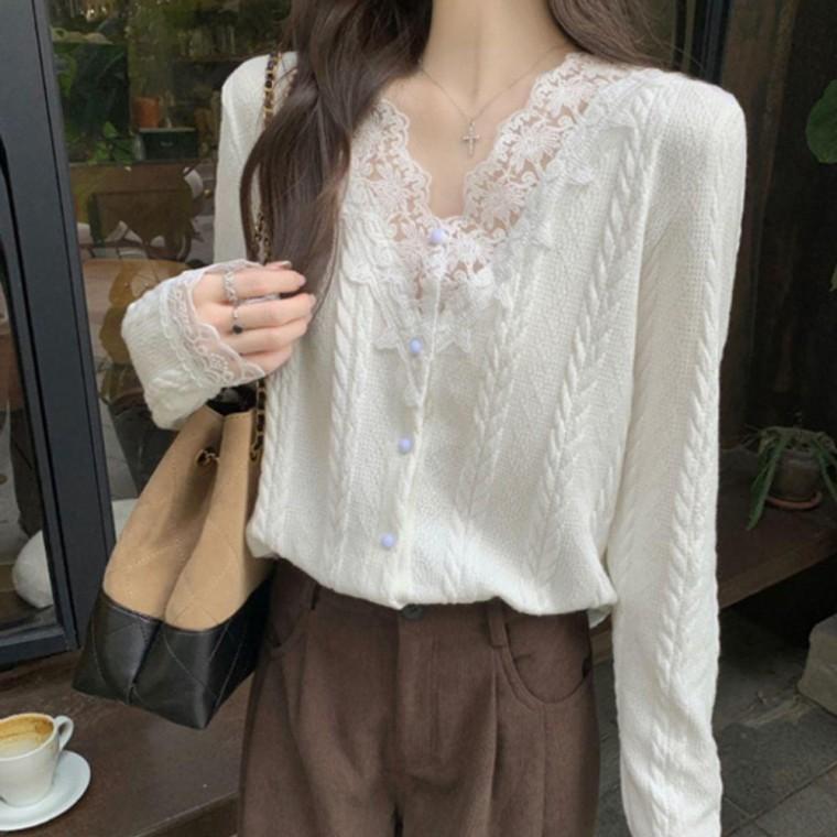 여성 V넥 레이스 단추 니트 블라우스 1P 간절기 티셔츠 출근 러블리