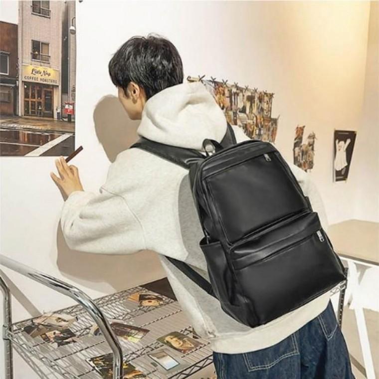 다양한 소지품을 깔끔하게 보관할 수 있는 백팩 고급